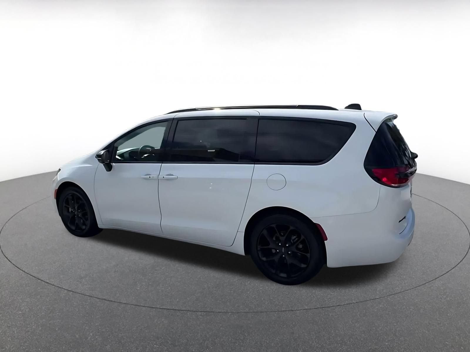 Thumbnail: 2025 Chrysler Pacifica - 8