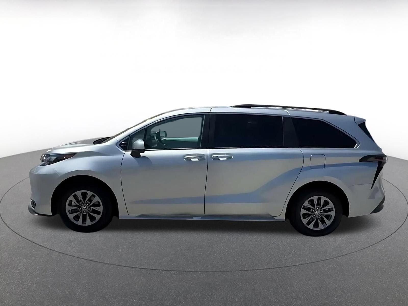 Thumbnail: 2025 Toyota Sienna - 9