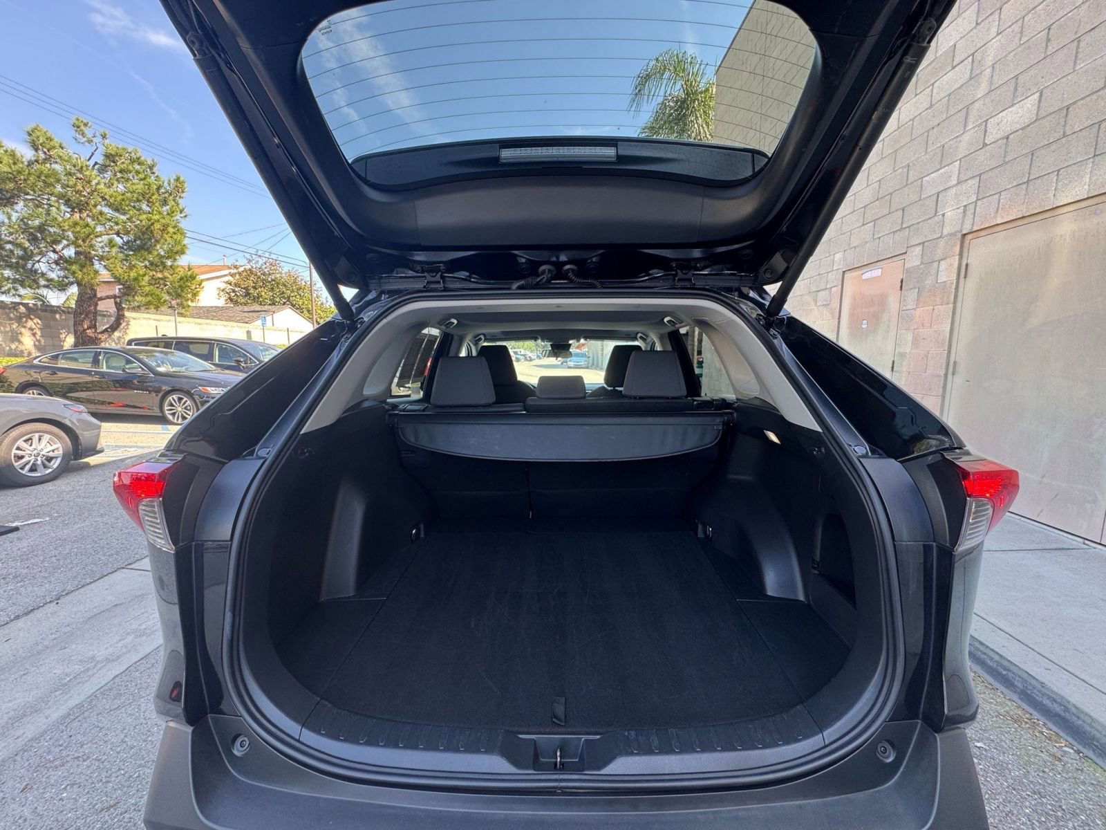 Thumbnail: 2025 Toyota RAV4 - 33