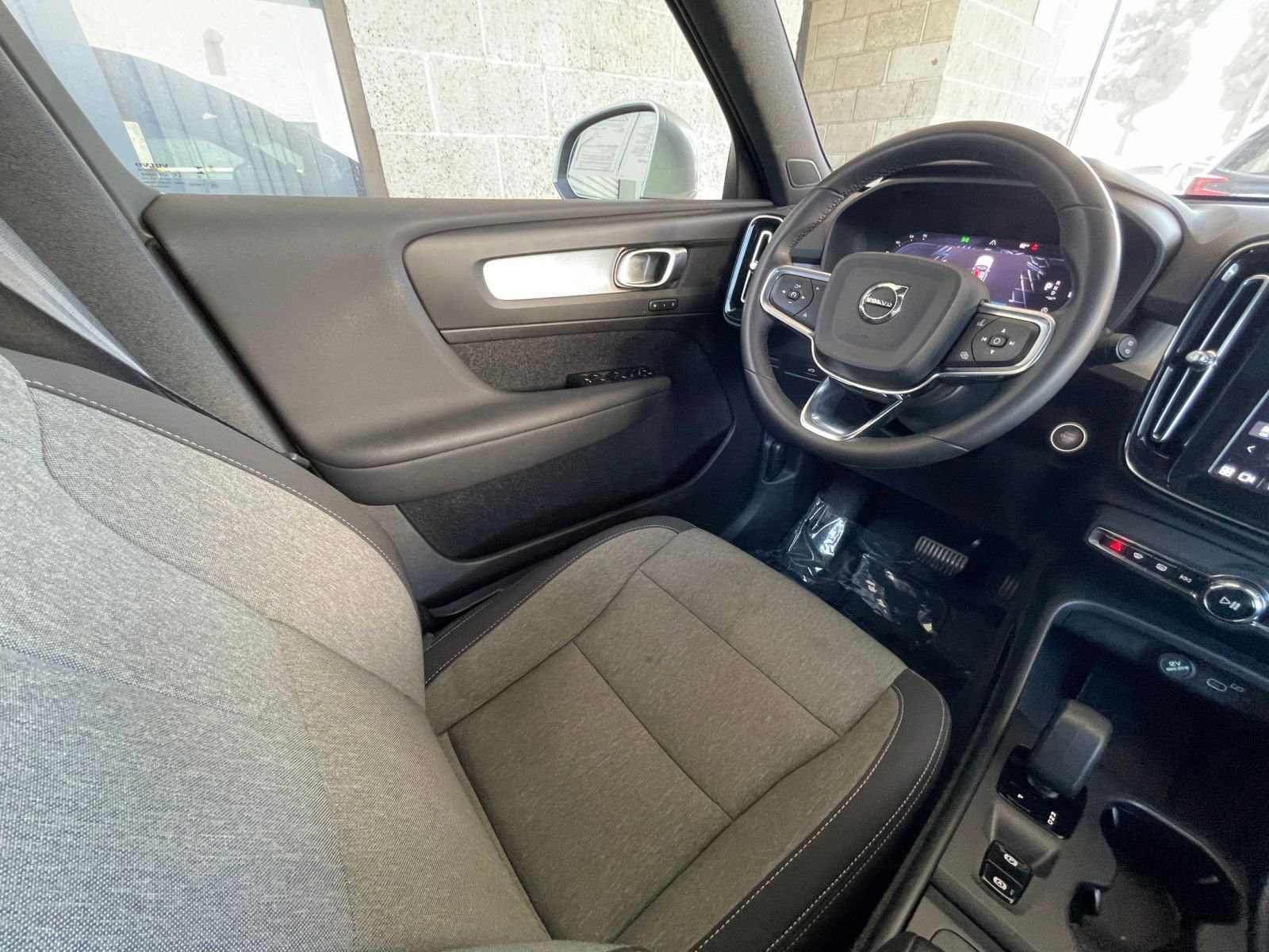 Thumbnail: 2024 Volvo XC40 - 34