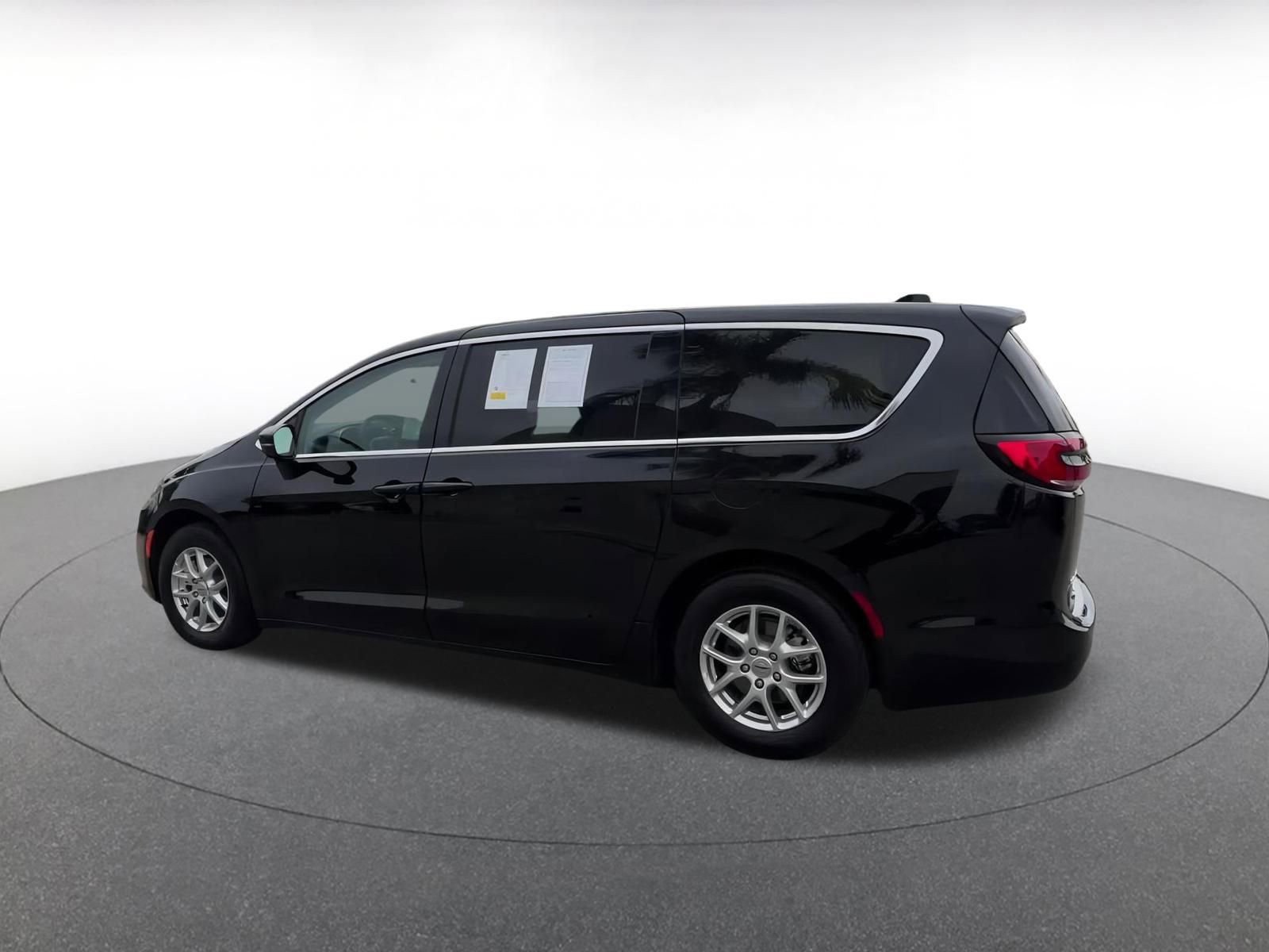 Thumbnail: 2024 Chrysler Pacifica - 10