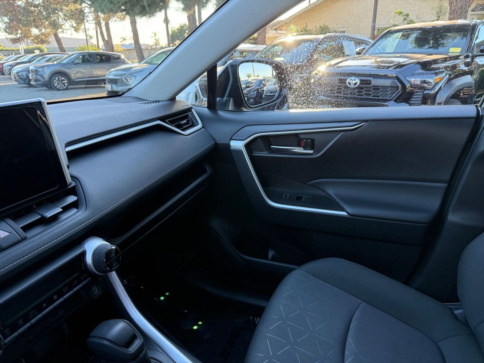 Thumbnail: 2025 Toyota RAV4 - 32