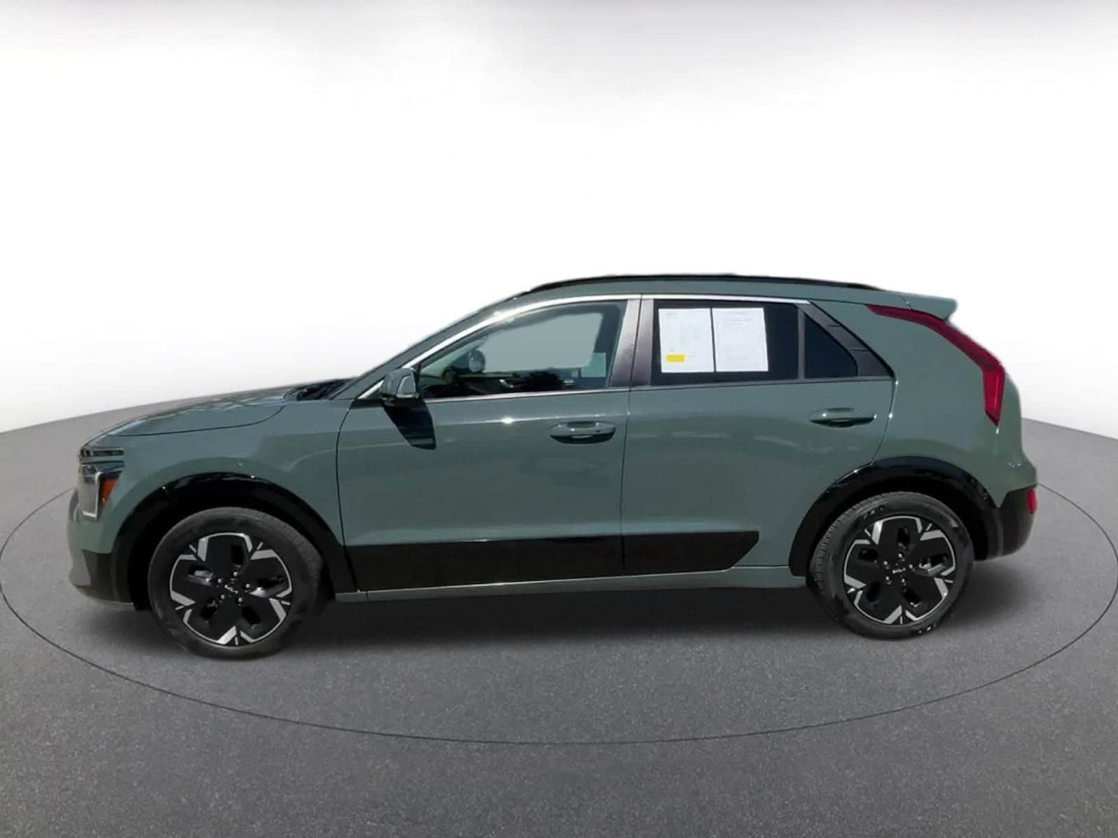 Thumbnail: 2023 Kia Niro - 8