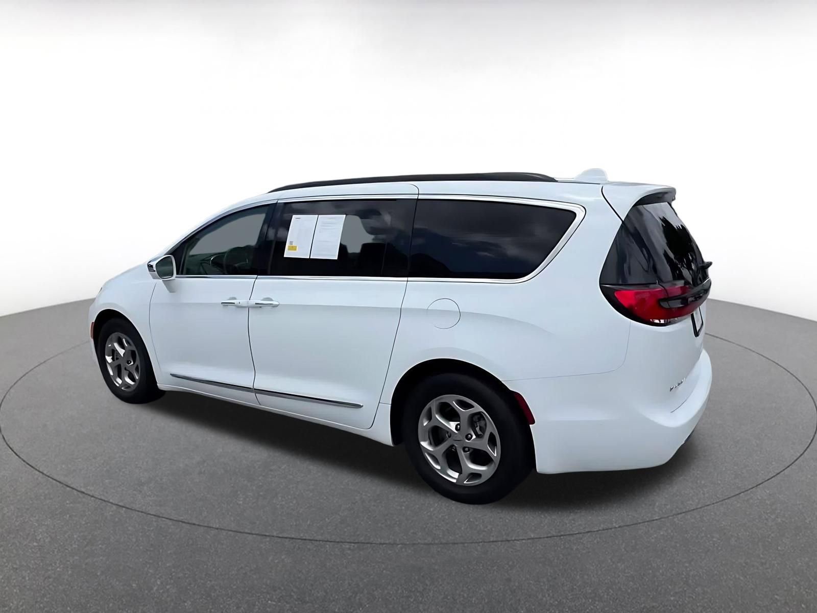 Thumbnail: 2022 Chrysler Pacifica - 10