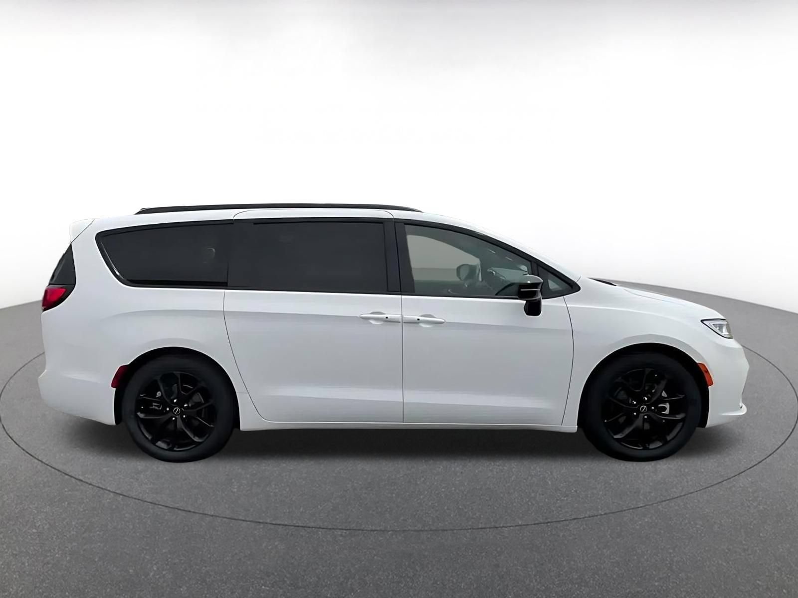 Thumbnail: 2025 Chrysler Pacifica - 13