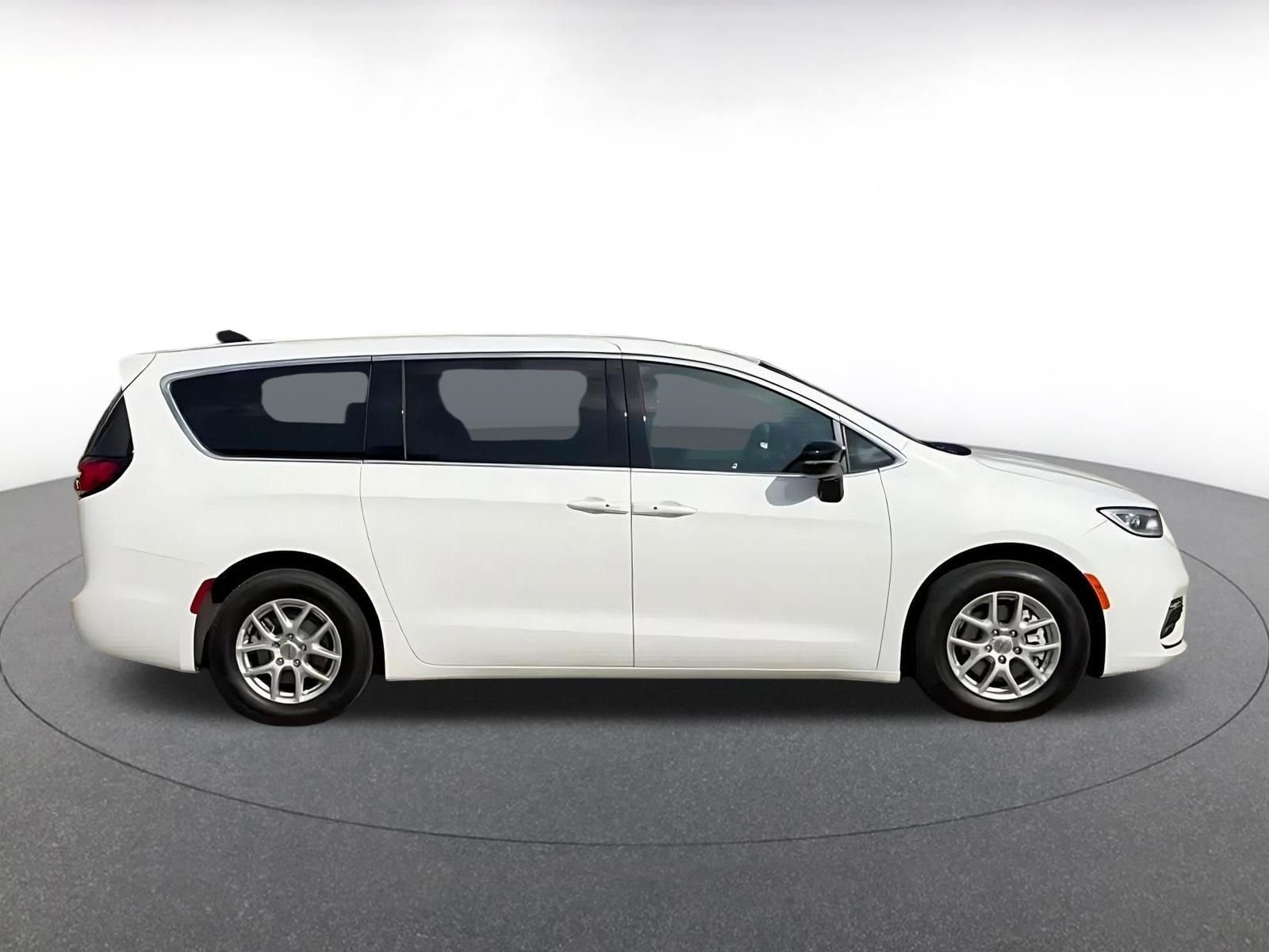 Thumbnail: 2025 Chrysler Pacifica - 16