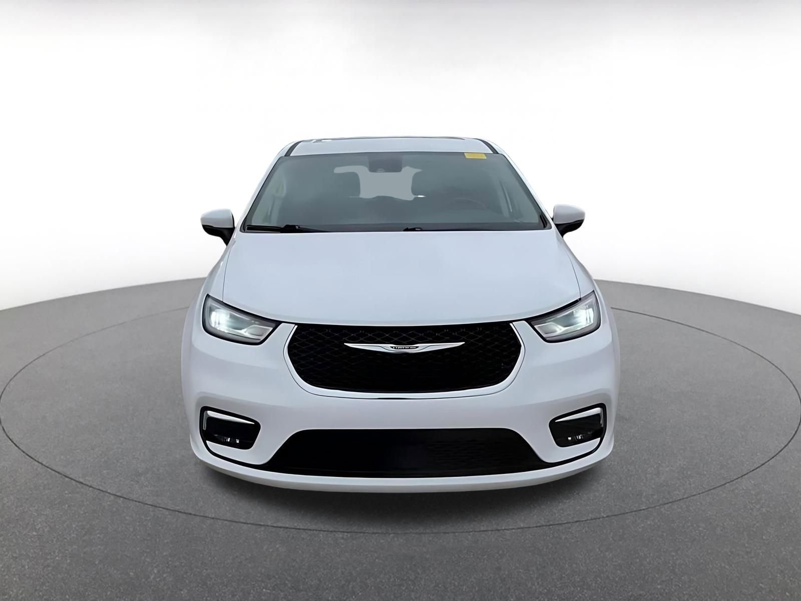 Thumbnail: 2023 Chrysler Pacifica - 4