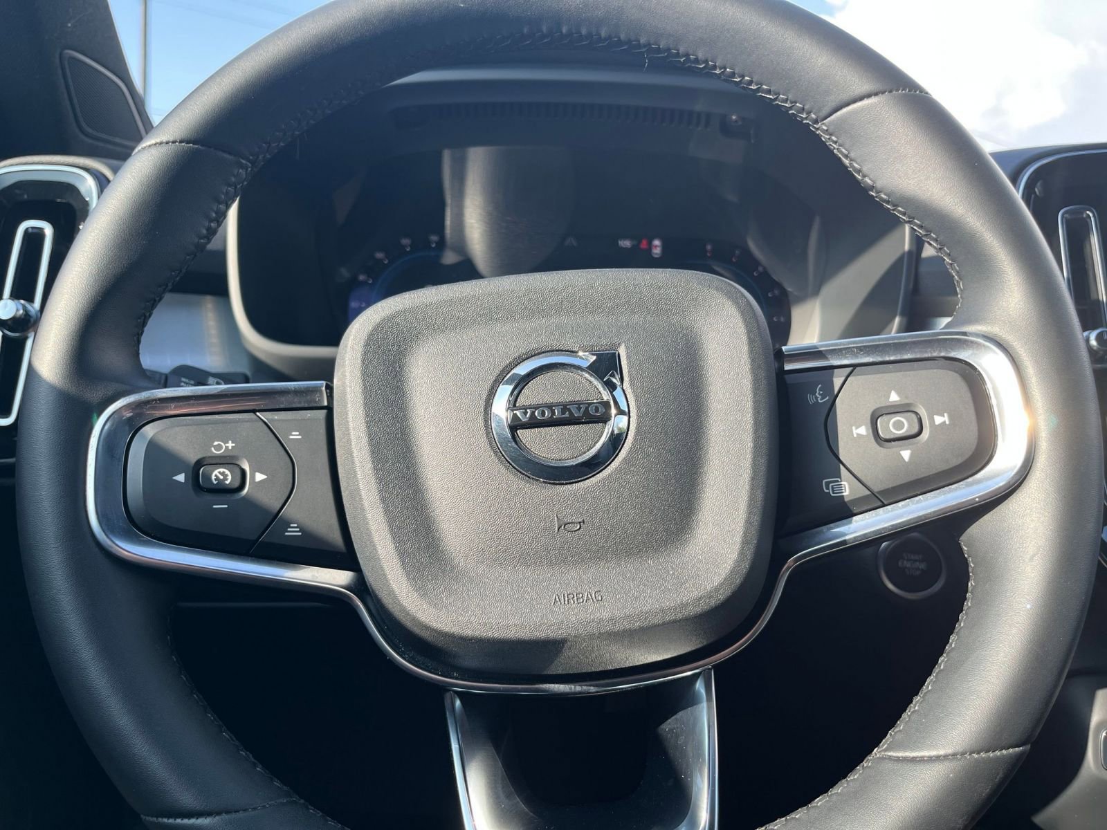 Thumbnail: 2024 Volvo XC40 - 26