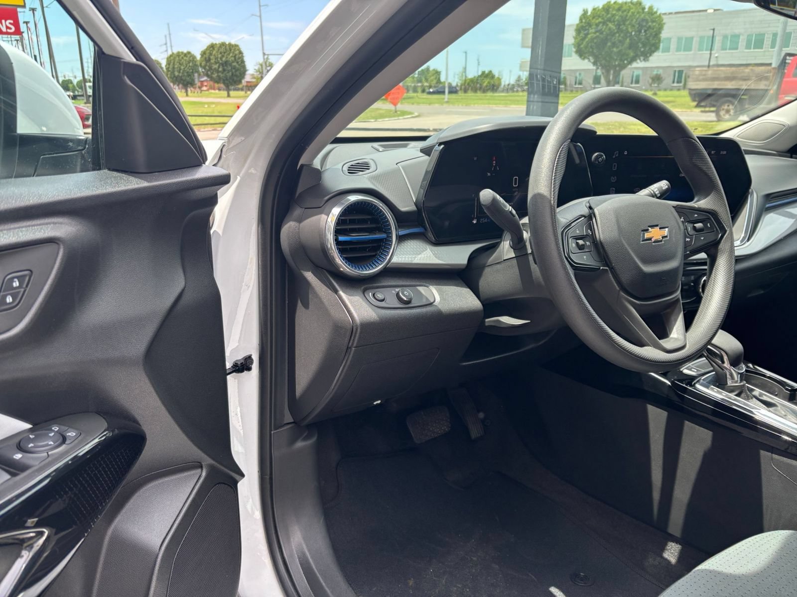 Thumbnail: 2025 Chevrolet Trax - 28