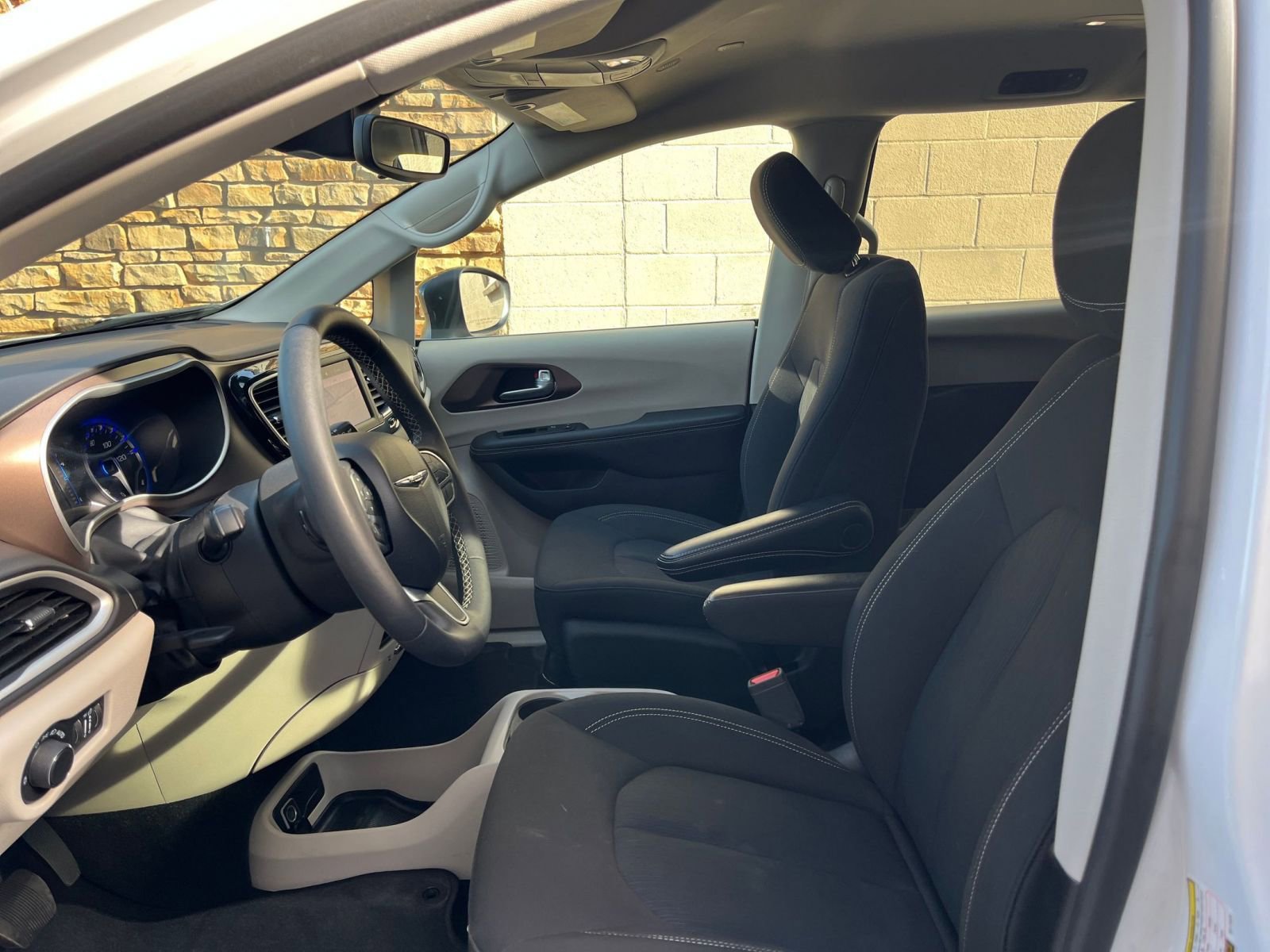 Thumbnail: 2024 Chrysler Voyager - 27