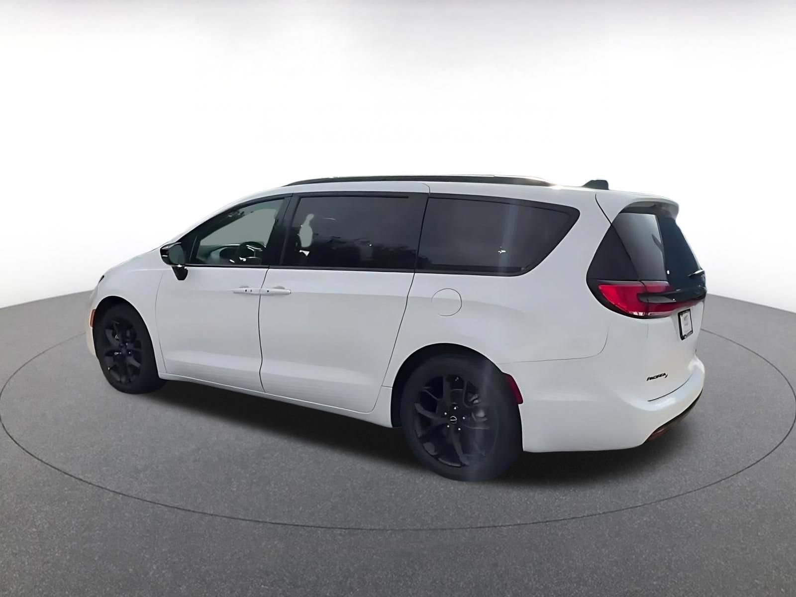 Thumbnail: 2025 Chrysler Pacifica - 9