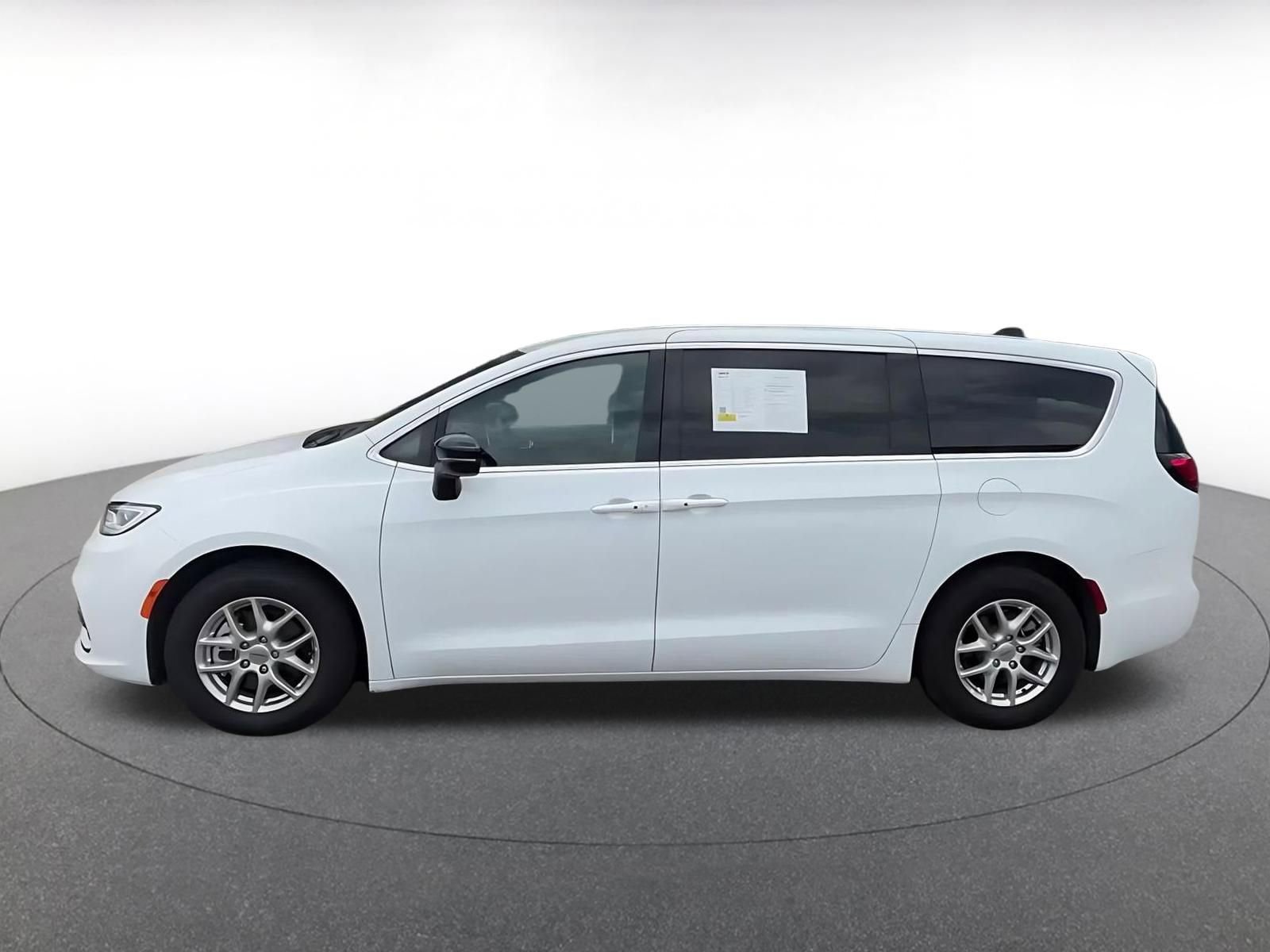 Thumbnail: 2025 Chrysler Pacifica - 9