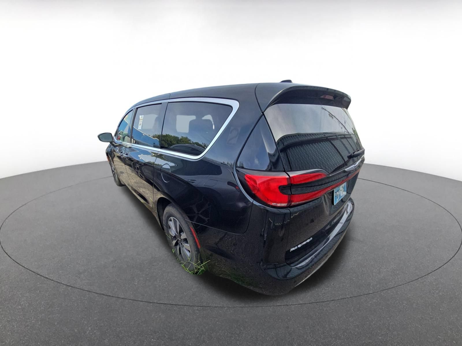 Thumbnail: 2023 Chrysler Pacifica - 3