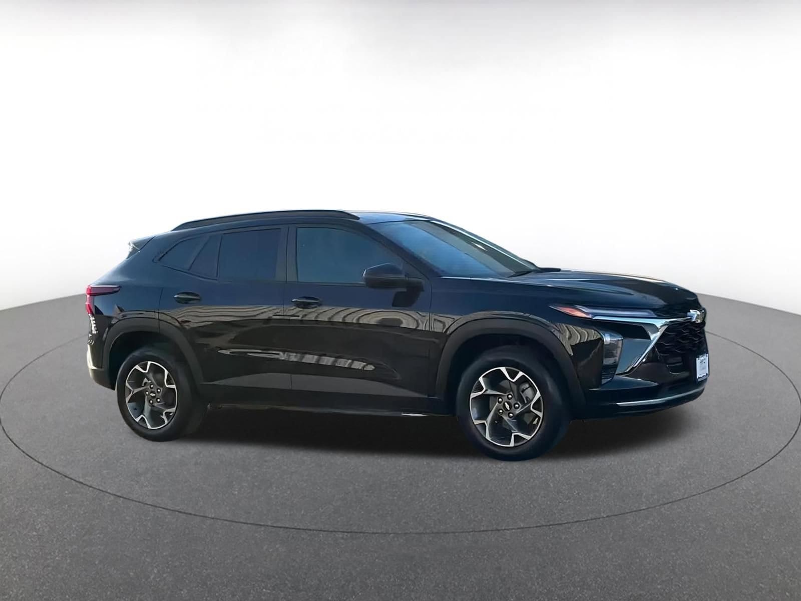 Thumbnail: 2025 Chevrolet Trax - 2