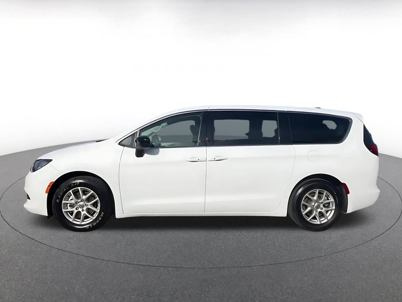 Thumbnail: 2024 Chrysler Voyager - 9