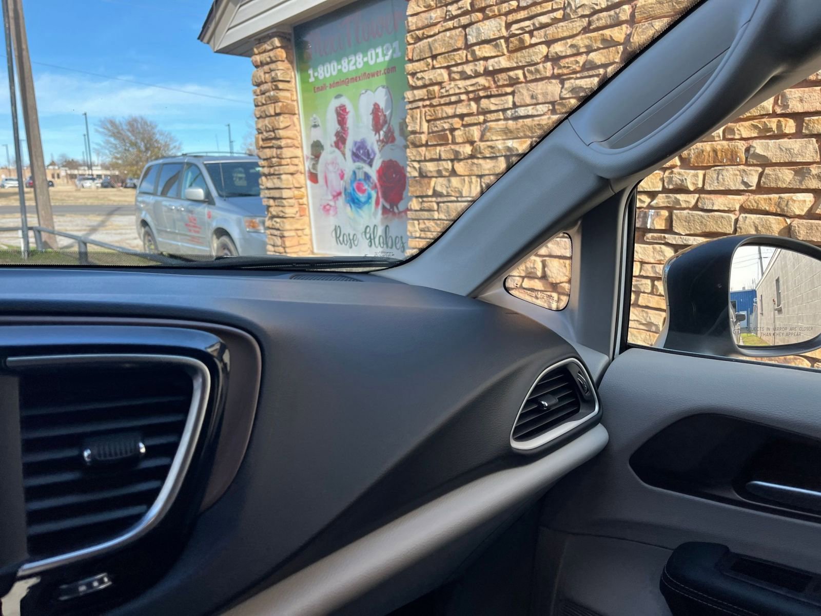 Thumbnail: 2024 Chrysler Voyager - 35