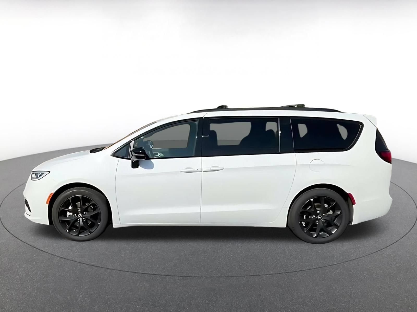 Thumbnail: 2025 Chrysler Pacifica - 8