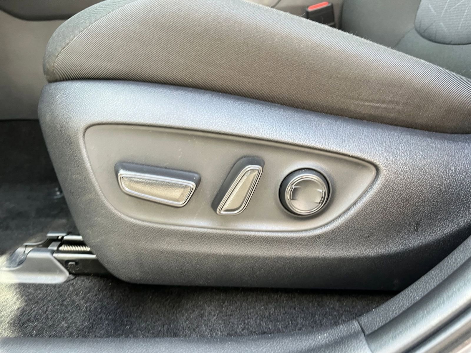 Thumbnail: 2025 Toyota RAV4 - 23