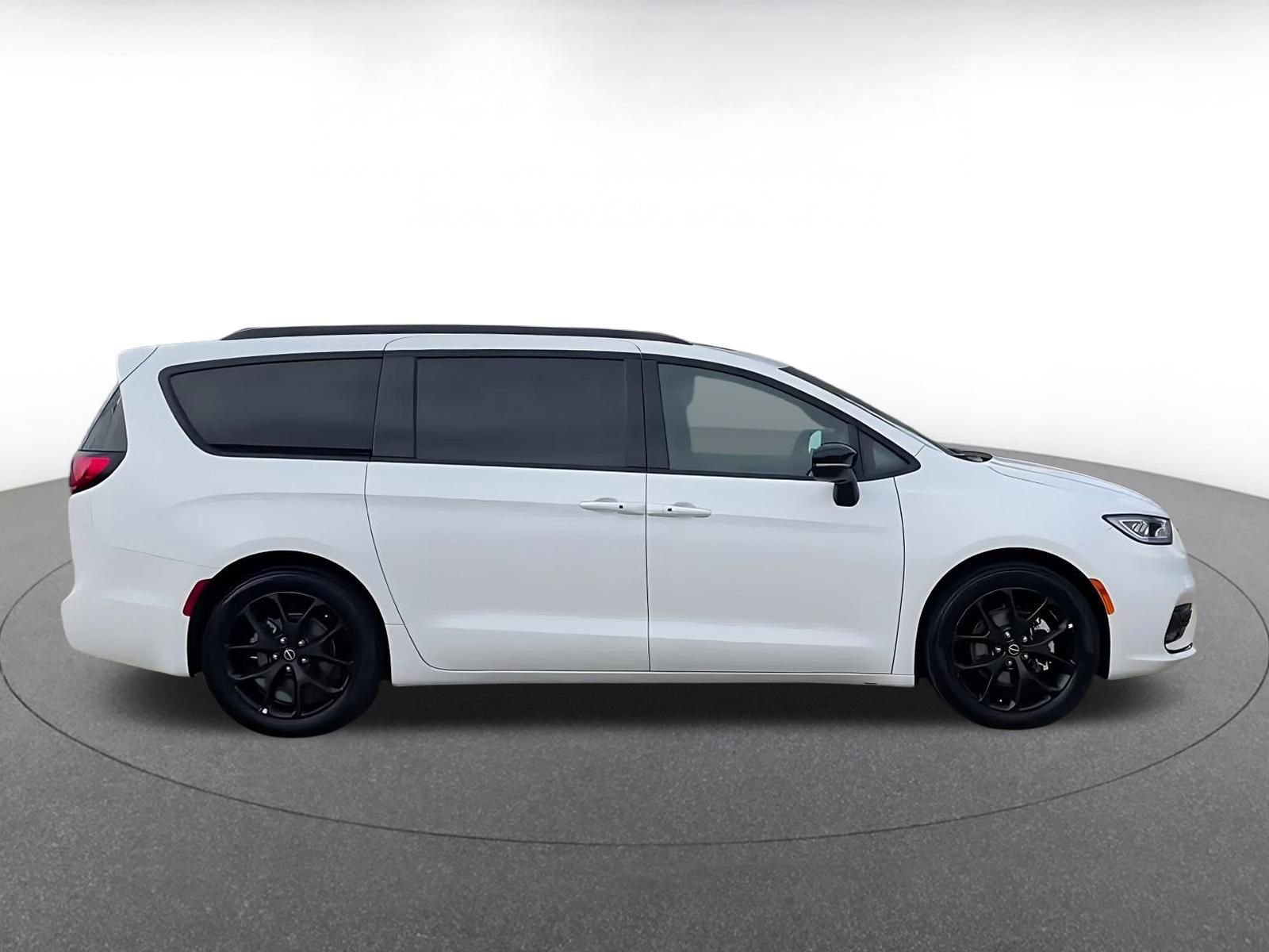 Thumbnail: 2025 Chrysler Pacifica - 16
