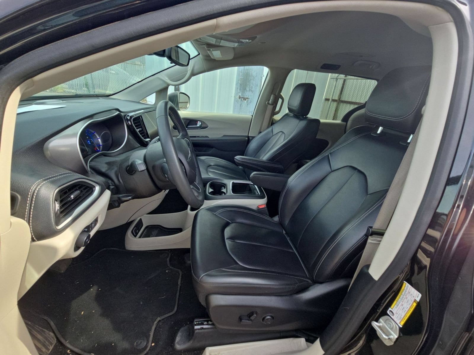 Thumbnail: 2023 Chrysler Pacifica - 9
