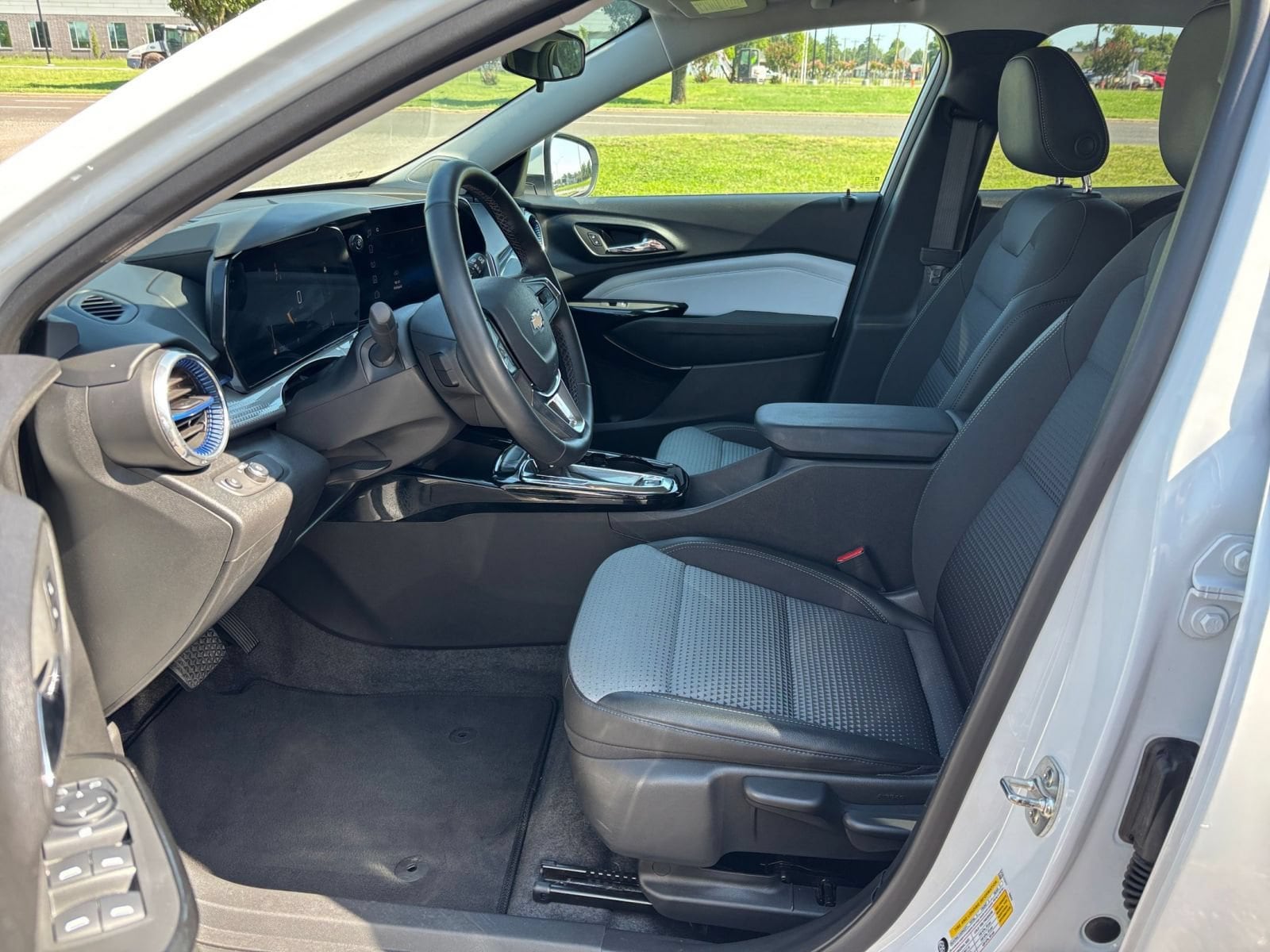 Thumbnail: 2025 Chevrolet Trax - 25
