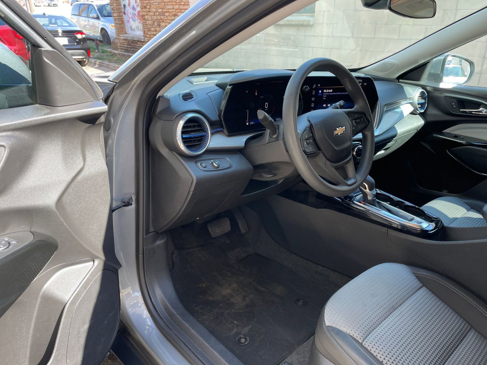 Thumbnail: 2025 Chevrolet Trax - 33