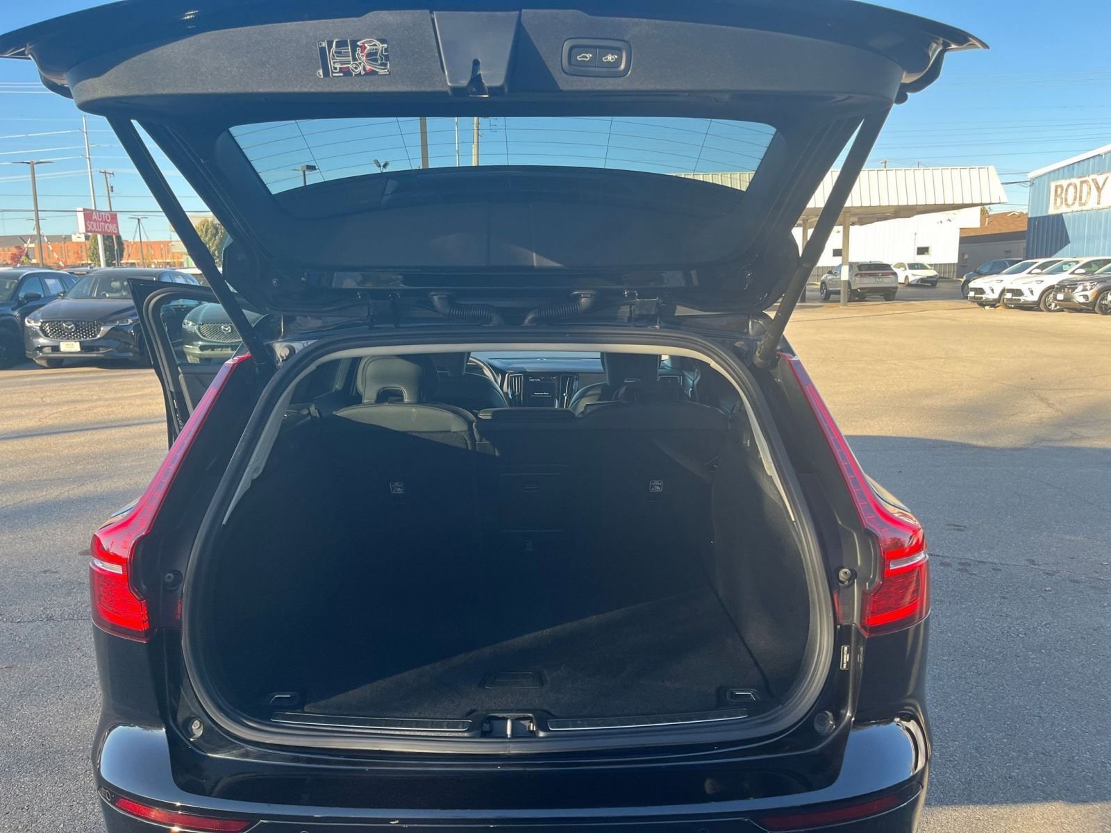 Thumbnail: 2025 Volvo S60 - 32