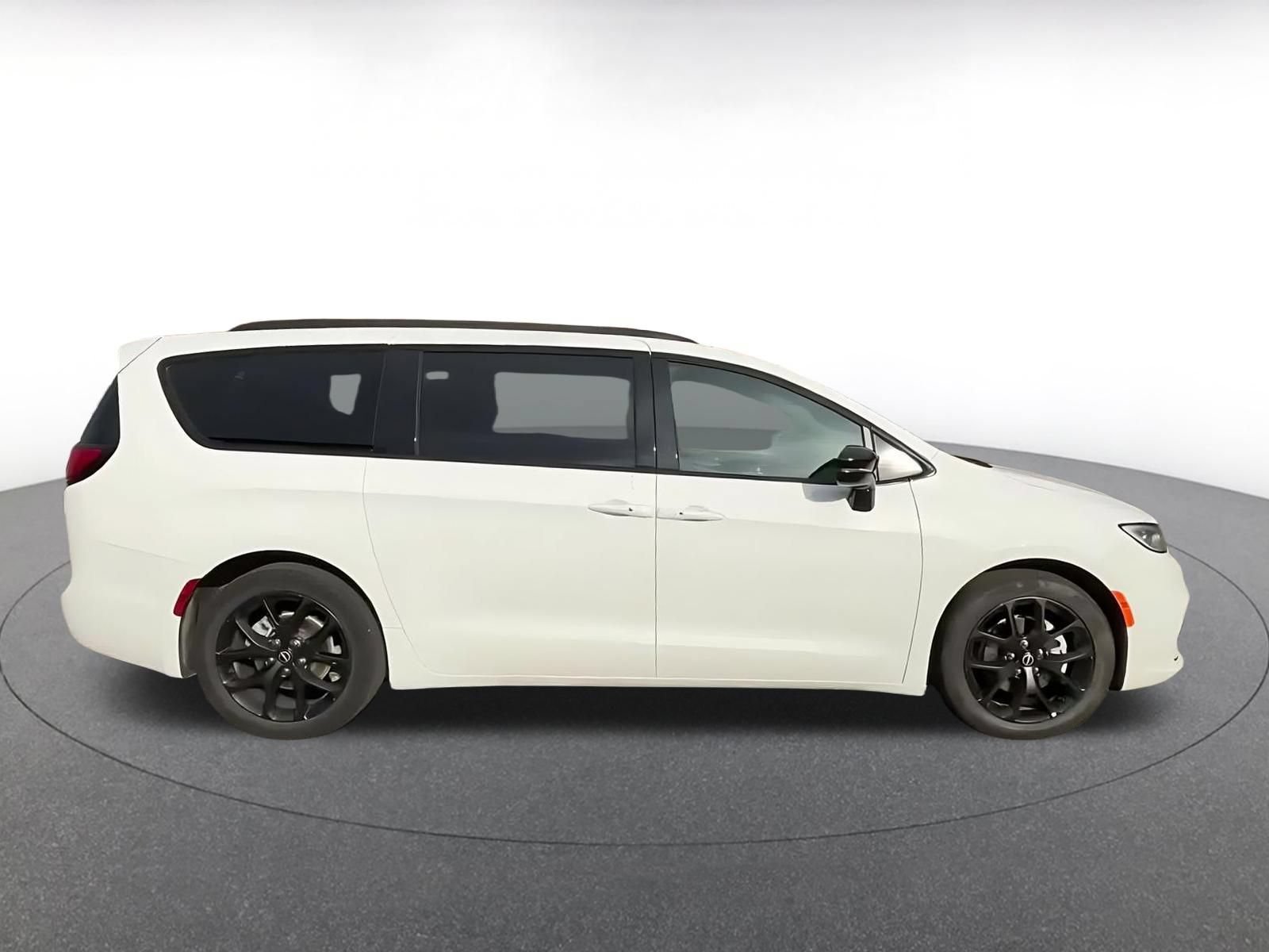Thumbnail: 2025 Chrysler Pacifica - 15