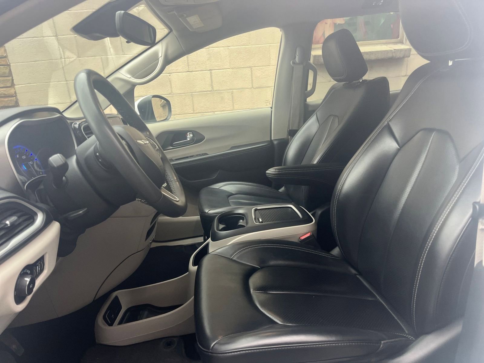 Thumbnail: 2023 Chrysler Pacifica - 27