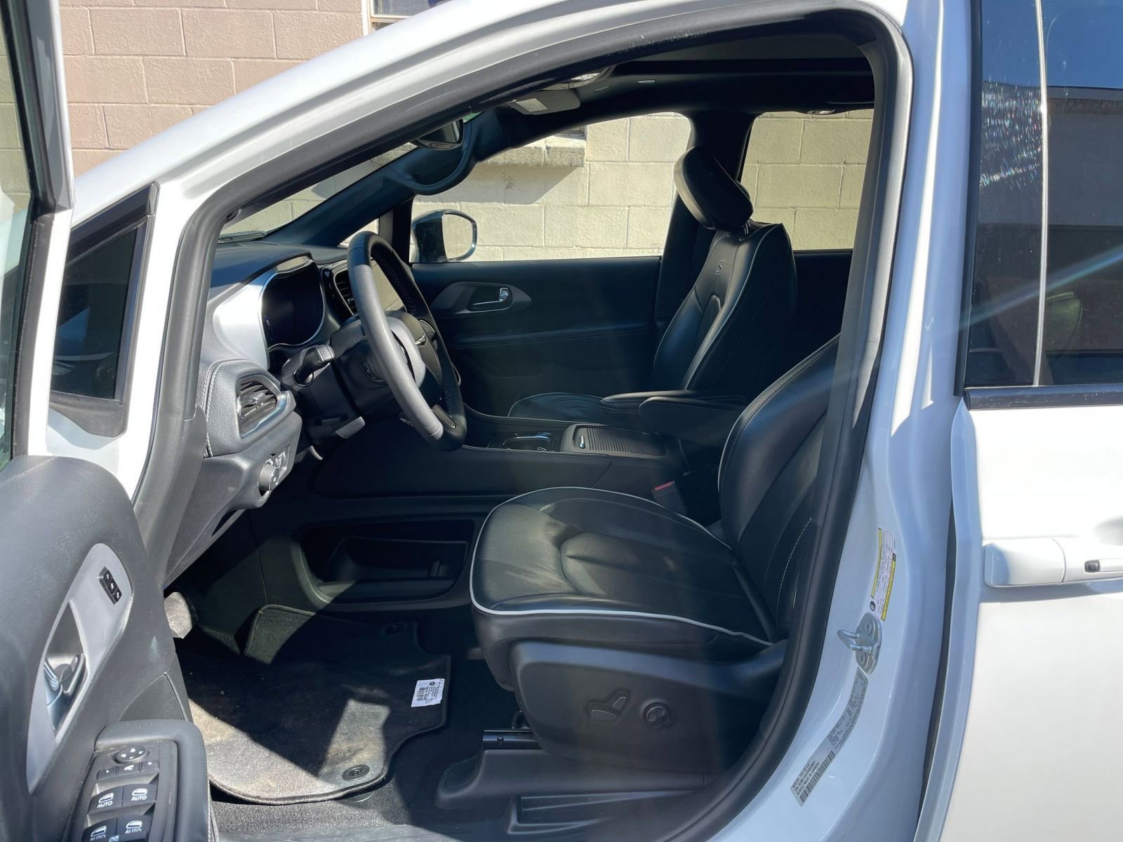 Thumbnail: 2025 Chrysler Pacifica - 30