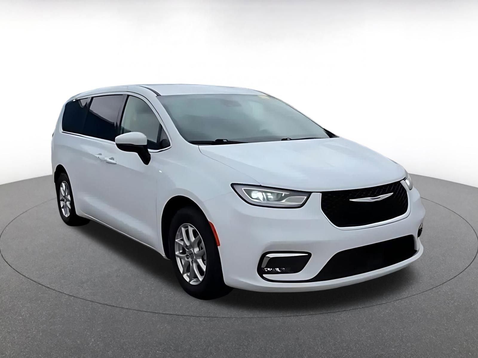 Thumbnail: 2023 Chrysler Pacifica - 3