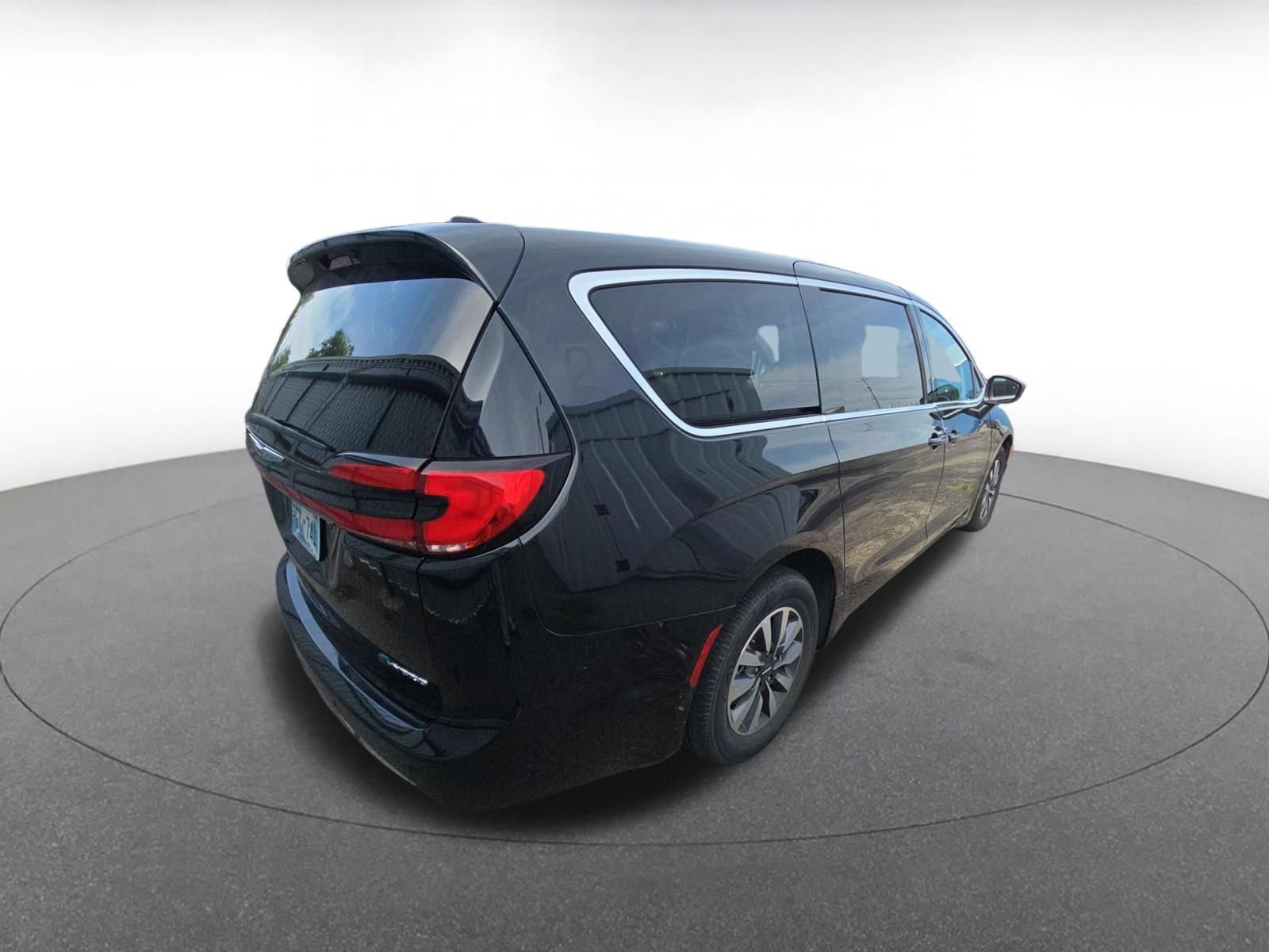 Thumbnail: 2023 Chrysler Pacifica - 4
