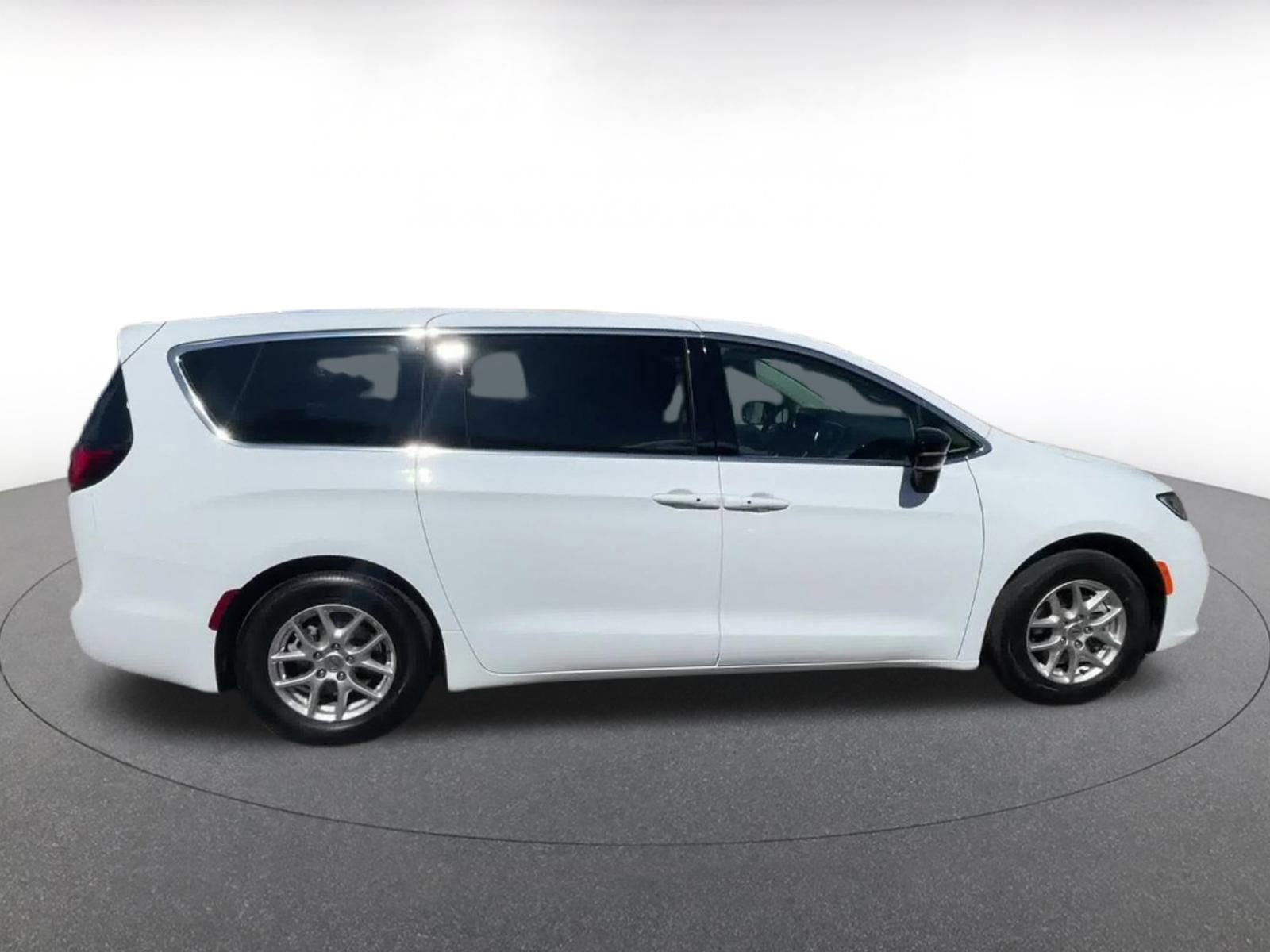 Thumbnail: 2024 Chrysler Pacifica - 16
