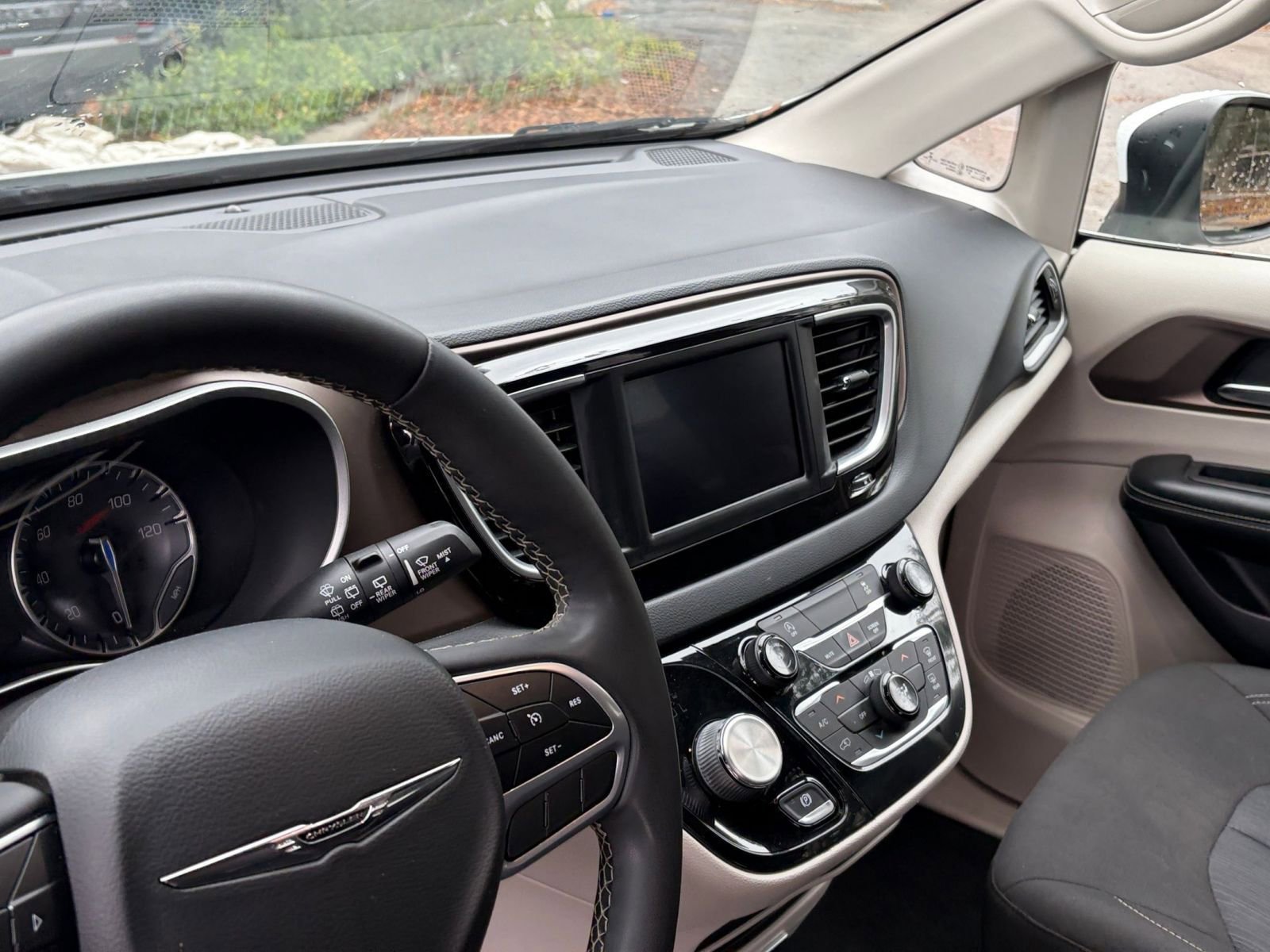 Thumbnail: 2022 Chrysler Voyager - 34