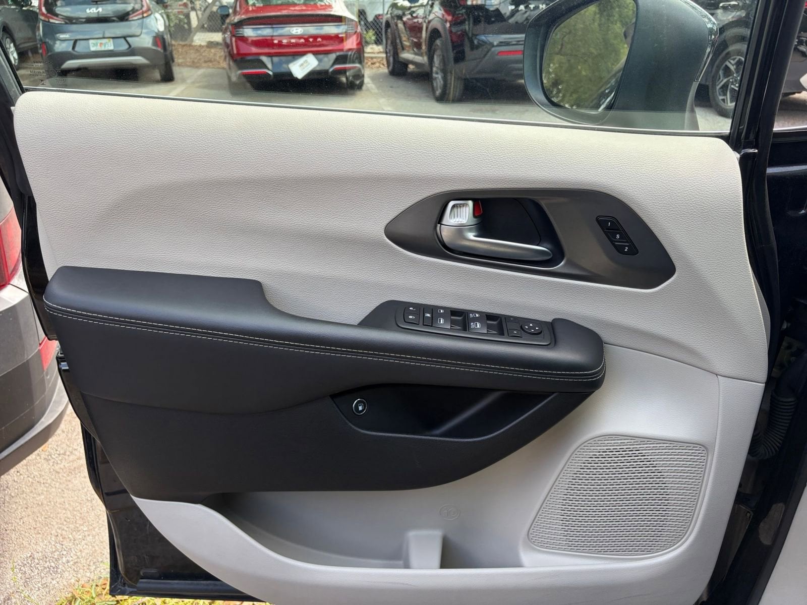 Thumbnail: 2023 Chrysler Pacifica - 18