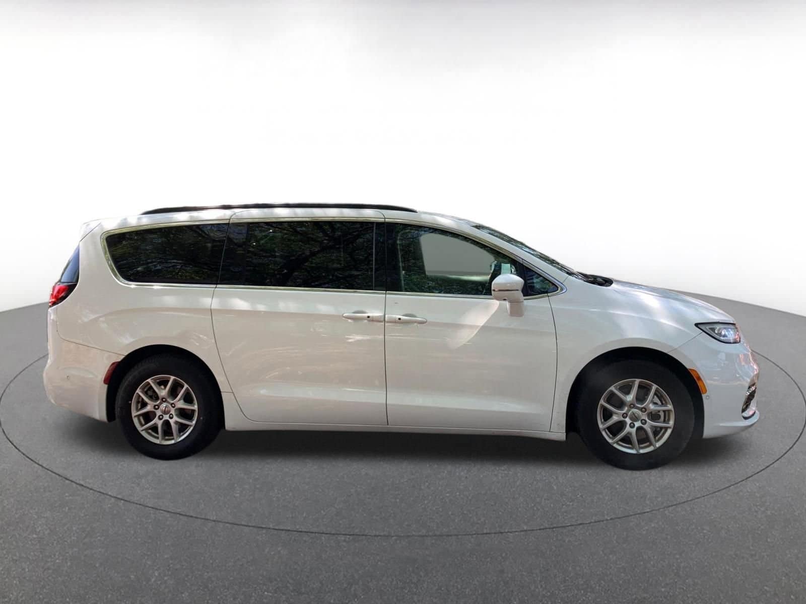 Thumbnail: 2022 Chrysler Pacifica - 8