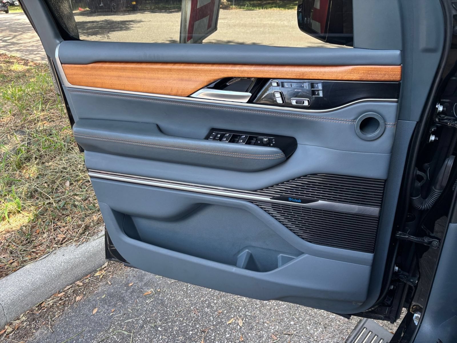 Thumbnail: 2023 Jeep Grand Wagoneer - 18