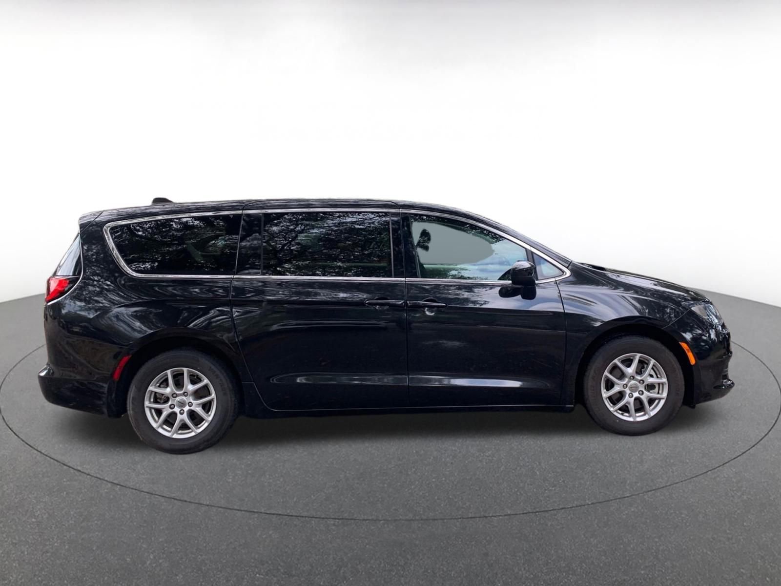 Thumbnail: 2023 Chrysler Voyager - 8