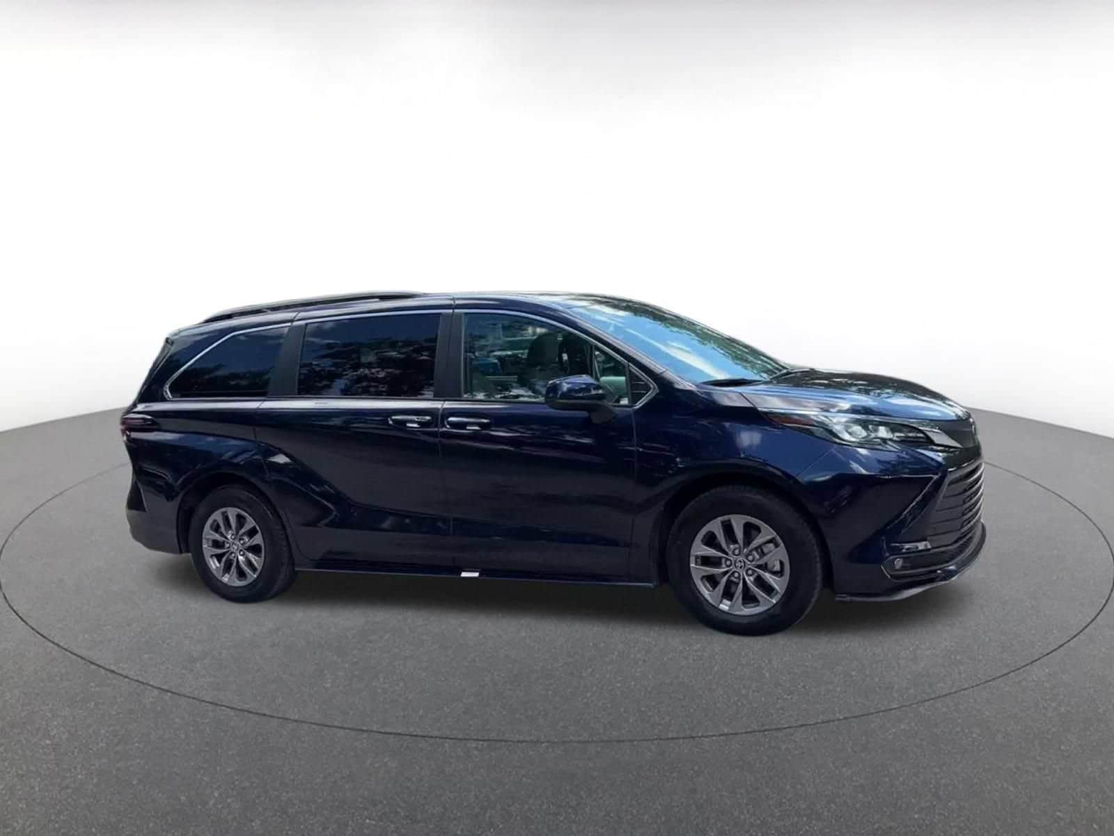 Thumbnail: 2025 Toyota Sienna - 2