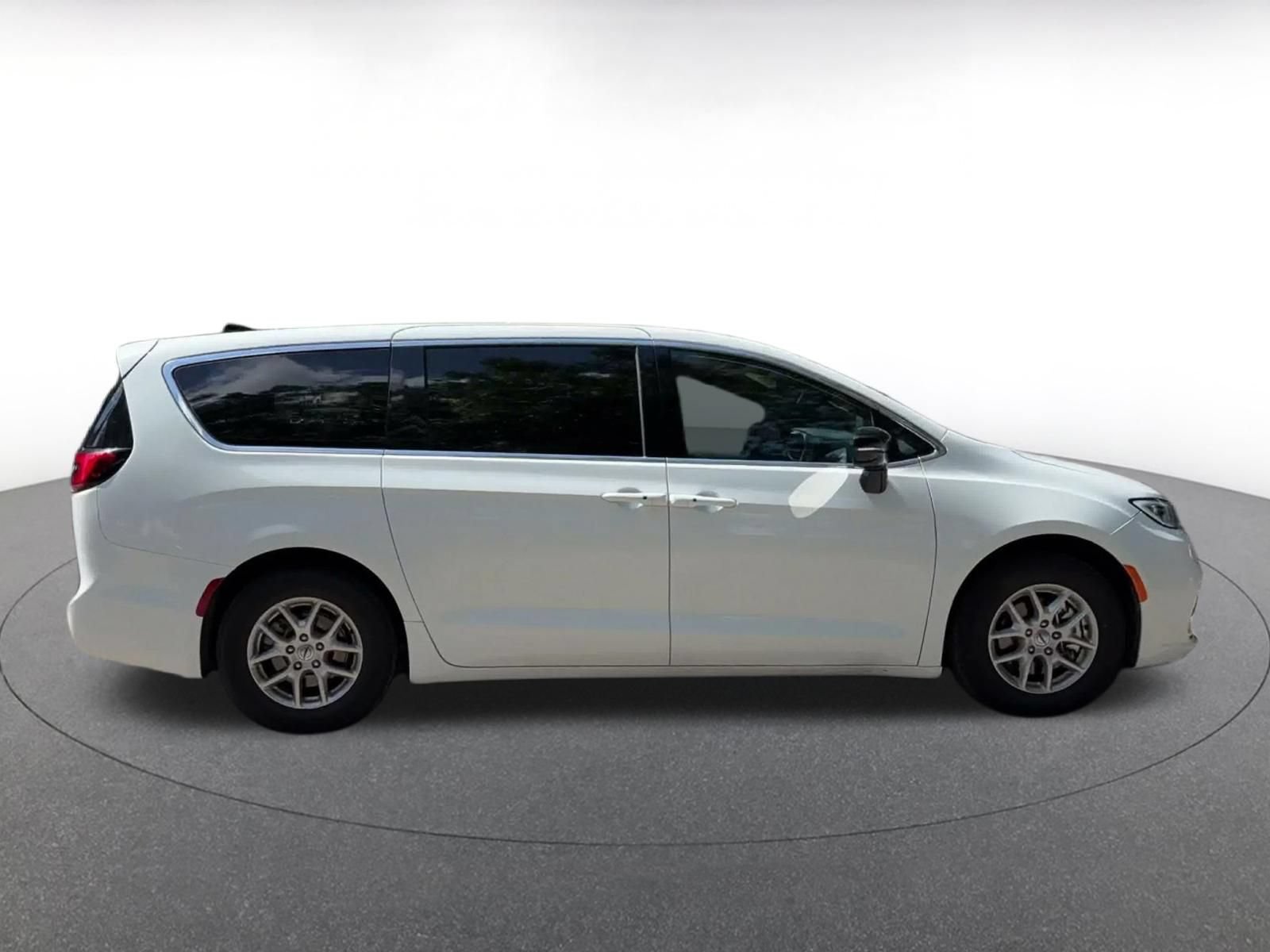 Thumbnail: 2025 Chrysler Pacifica - 16