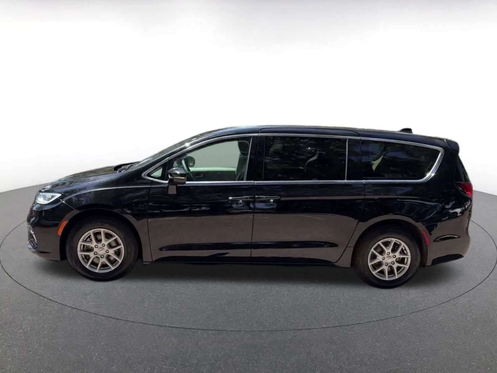 Thumbnail: 2024 Chrysler Pacifica - 9