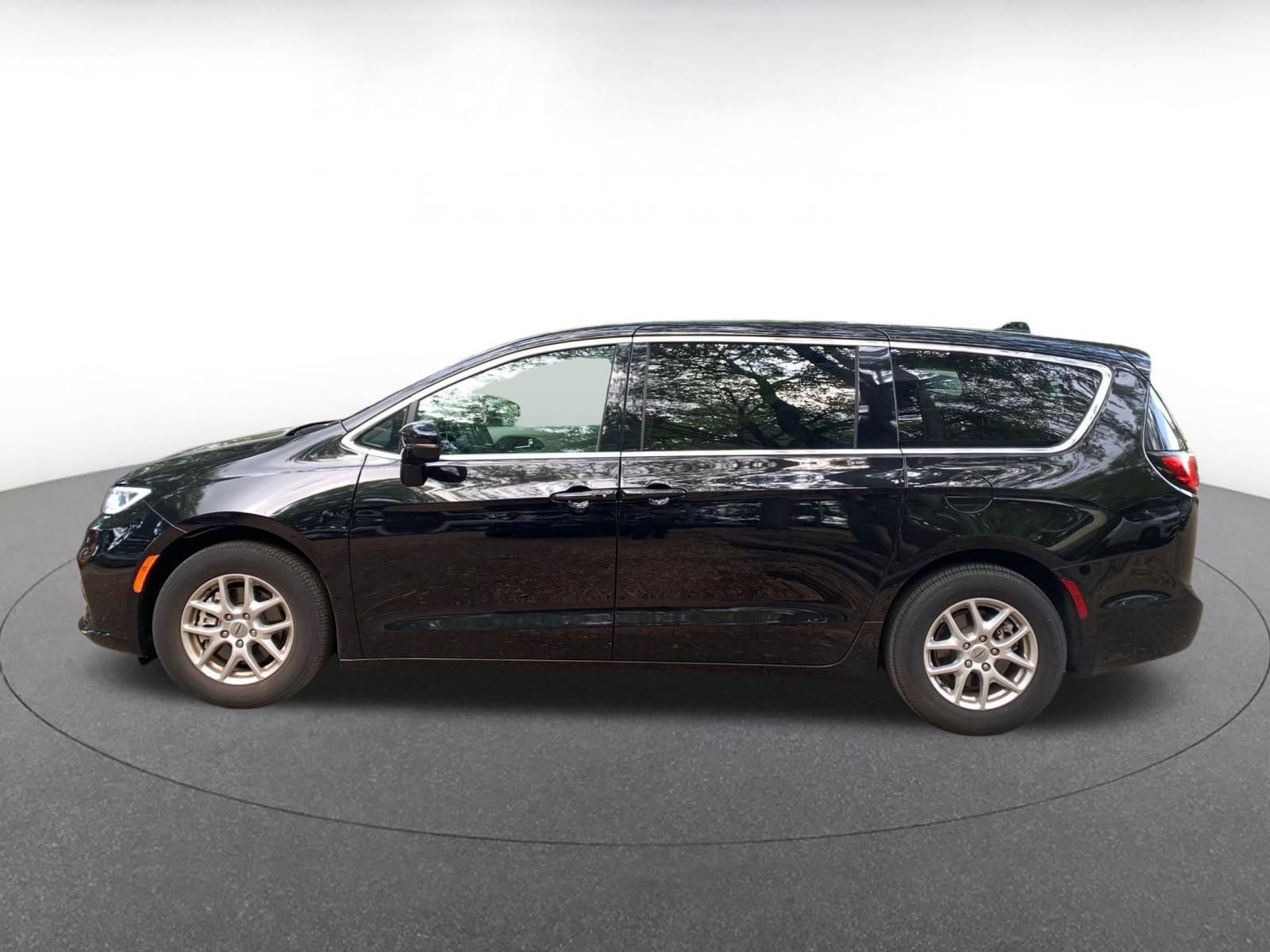 Thumbnail: 2024 Chrysler Pacifica - 4