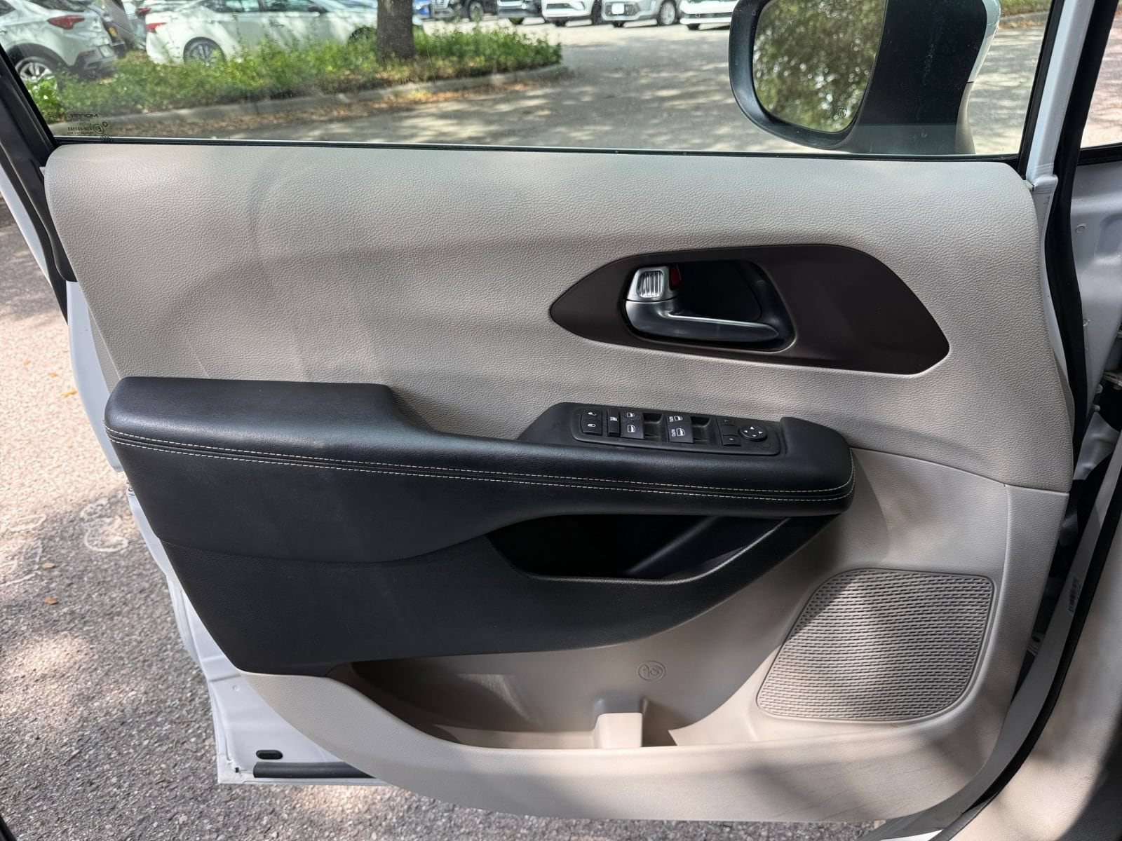 Thumbnail: 2023 Chrysler Voyager - 18