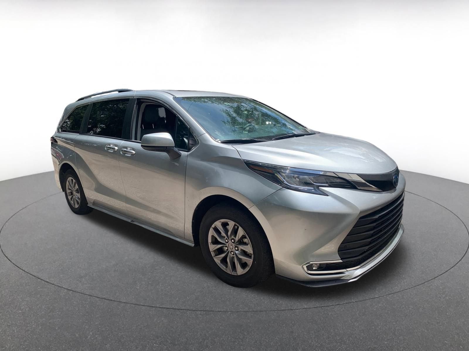 2023 Toyota Sienna XLE 2