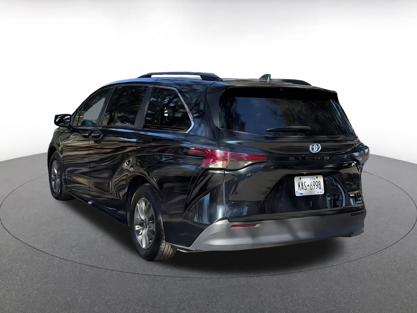 Thumbnail: 2023 Toyota Sienna - 11