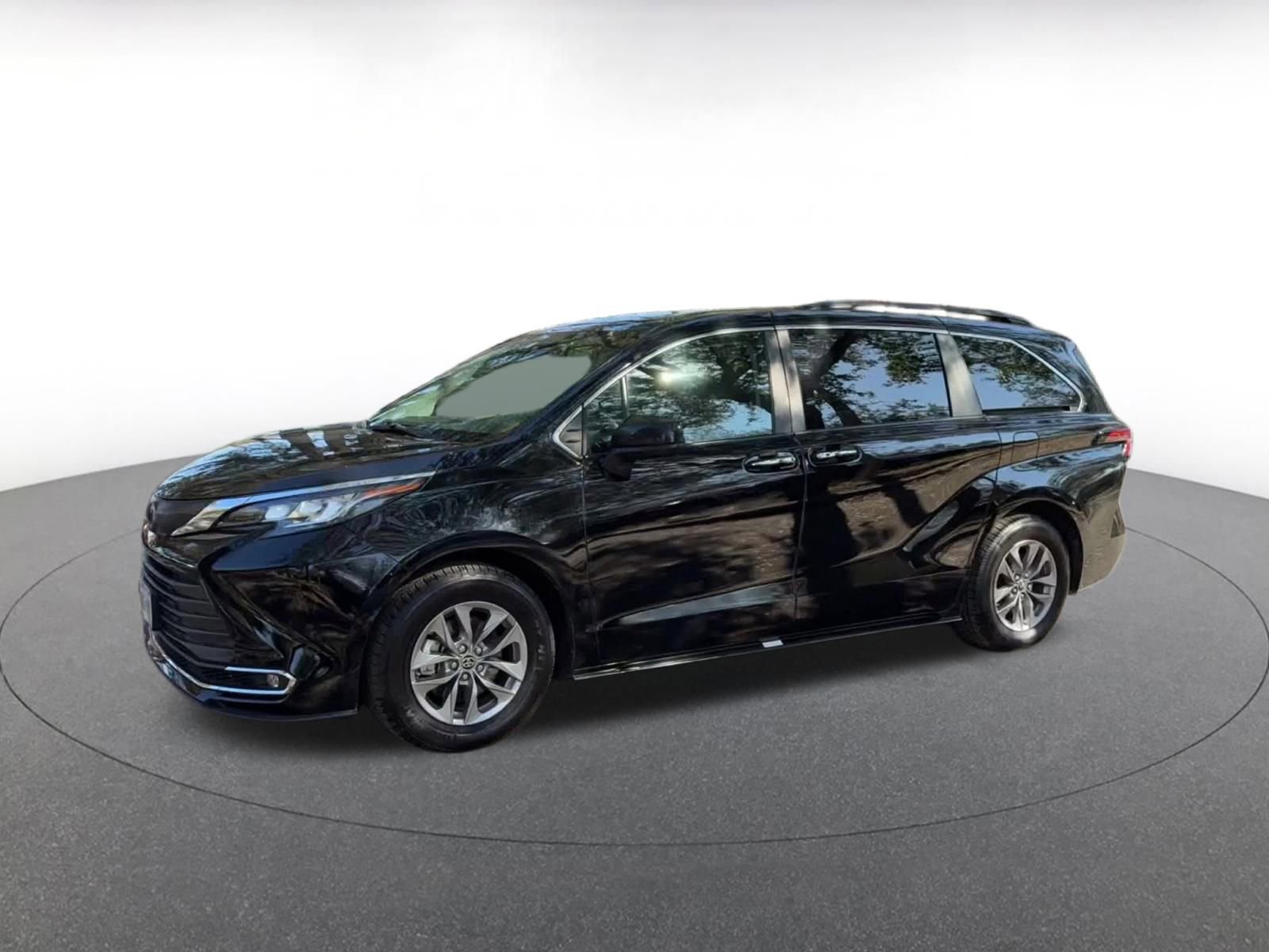 Thumbnail: 2023 Toyota Sienna - 8