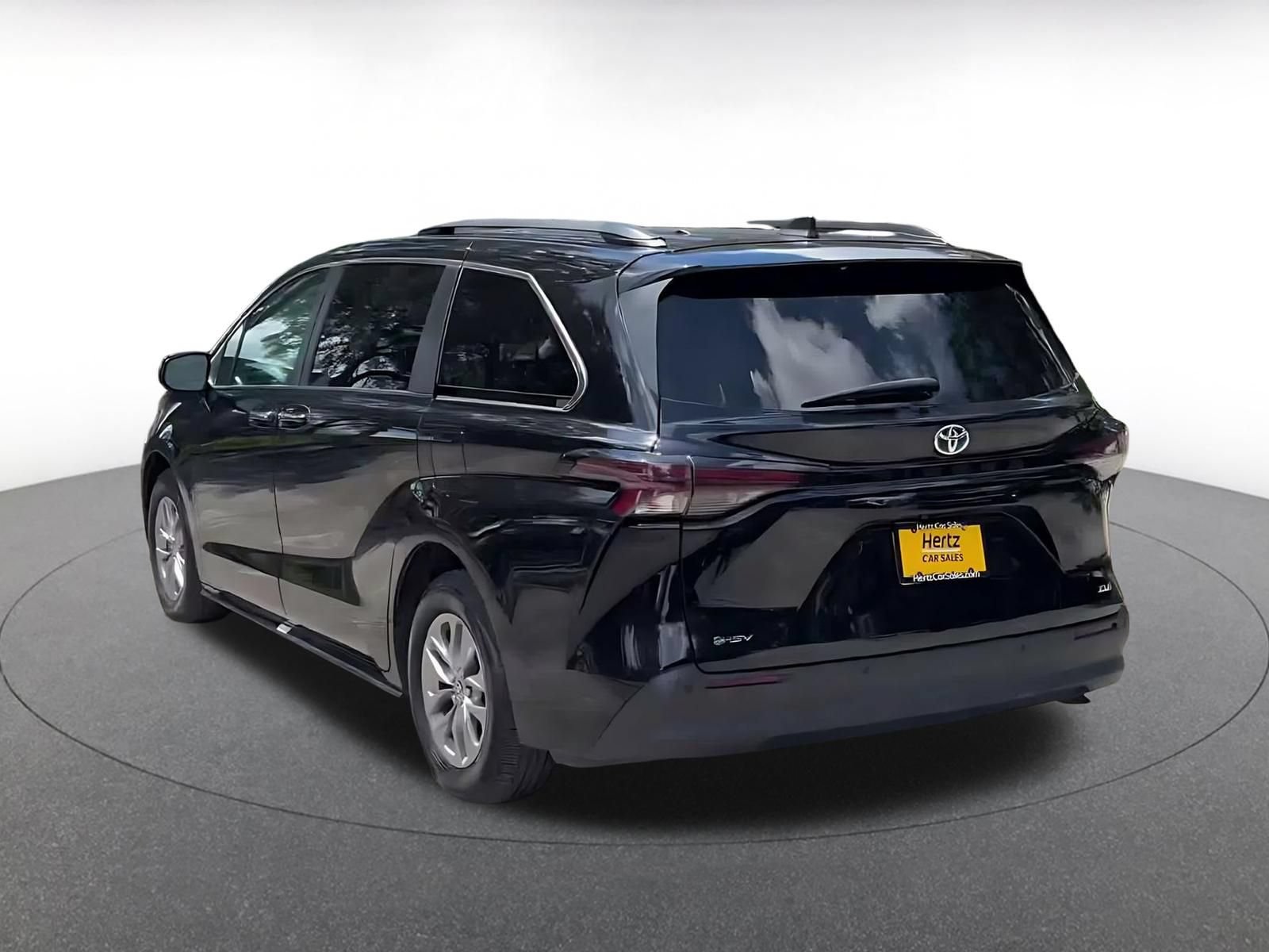 Thumbnail: 2025 Toyota Sienna - 10