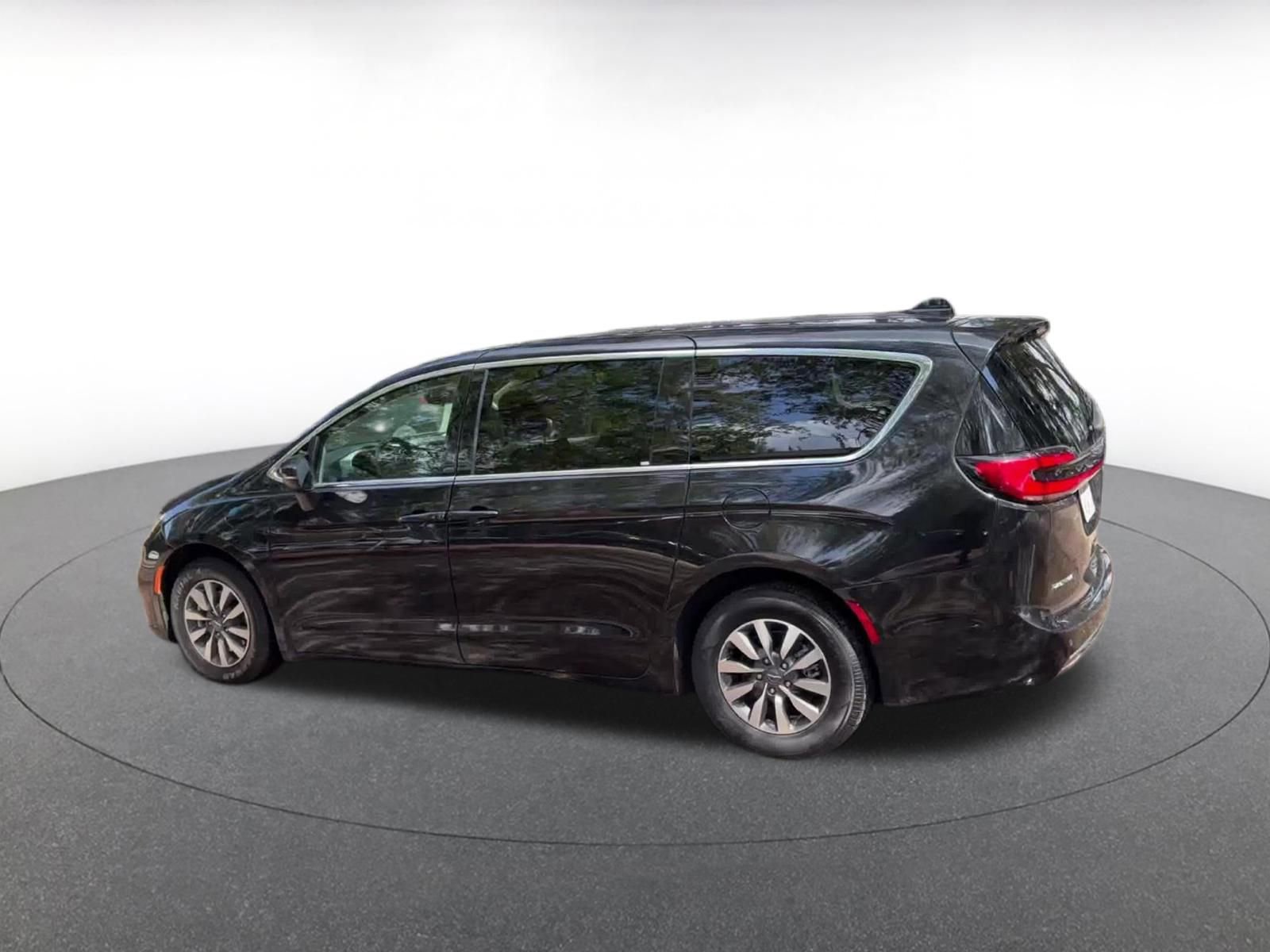 Thumbnail: 2023 Chrysler Pacifica - 10