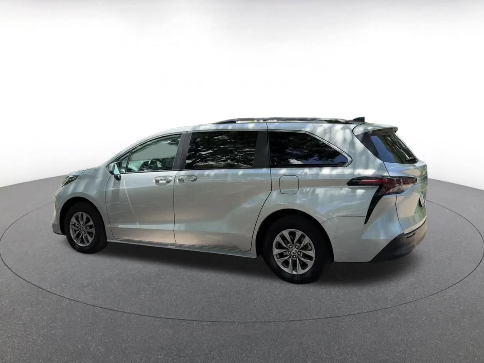Thumbnail: 2023 Toyota Sienna - 10