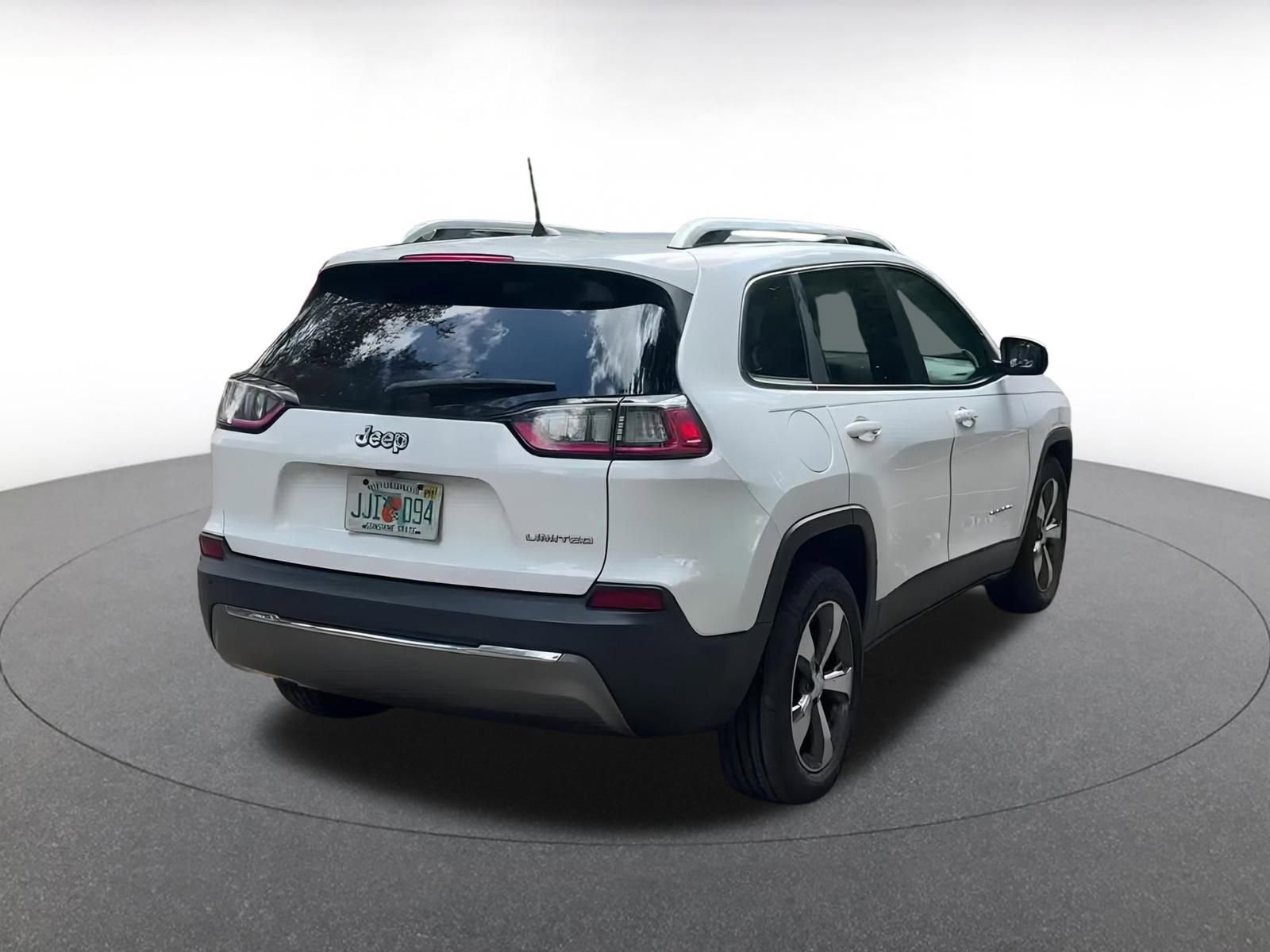 Thumbnail: 2019 Jeep Cherokee - 17